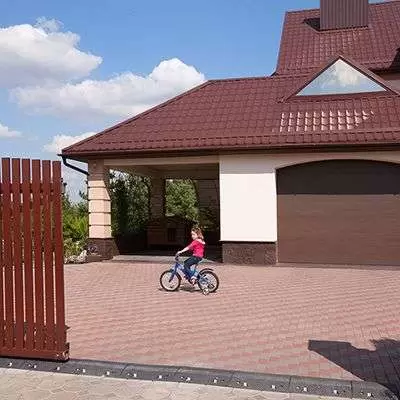 Секционные ворота коричневого цвета